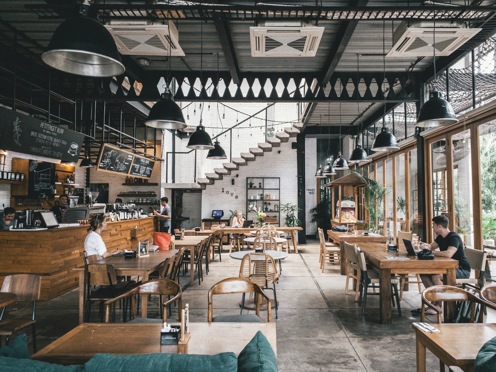 Mesa de restaurante con platos servidos